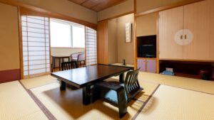 Camera in tatami con tavolo basso e sedie da pavimento