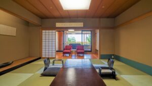 Camera in tatami con tavolo basso e sedie da pavimento