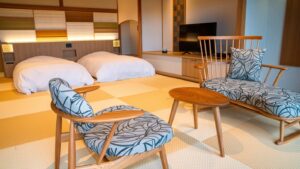 Camera in stile tatami con due letti e area salotto