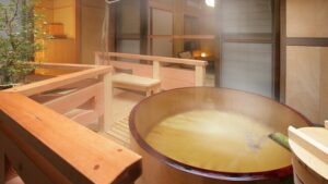 객실 옆의 둥근 나무 노천탕