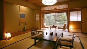낮은 테이블과 의자가 있는 다다미방