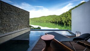 Private outdoor bath with lake and forest view