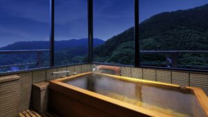 临窗可眺望群山的私人木质浴池