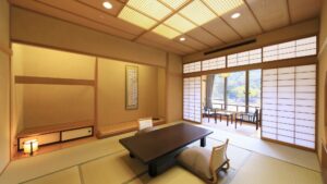 带矮桌和和式座椅的榻榻米客房
