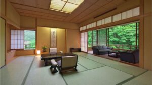 配有矮桌、椅子和沙发座位的榻榻米客房