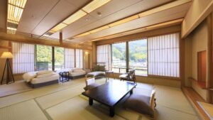 配有矮桌、椅子和双床的榻榻米客房