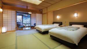 带两张床和休息区的榻榻米客房