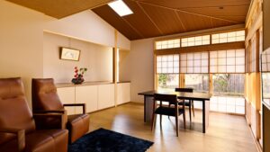 Gästezimmer mit Ledersesseln und Esstisch