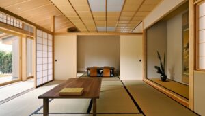 Tatami-Zimmer mit niedrigem Tisch und Bodenstühlen