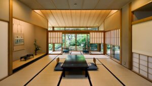 Tatamizimmer mit niedrigem Tisch und Bodenkissen