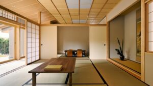 Tatamizimmer mit niedrigem Tisch und Bodensitzplätzen