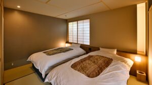 Zwei Betten in einem Tatami-Gästezimmer