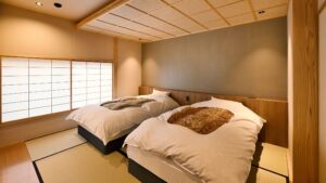 Zwei Betten in einem Tatami-Ryokan-Zimmer
