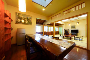 Mesa de comedor y zona de estar con tatami en la habitación