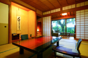 Habitación de tatami con mesa baja y sillas