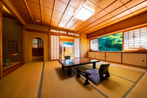 Habitación de tatami con mesa baja y sillas de suelo