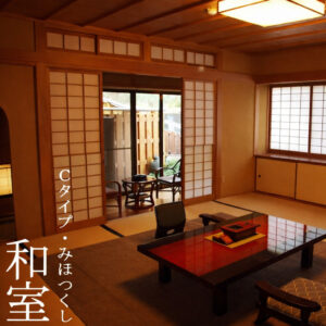 Habitación de tatami con mesa baja y sillas de suelo