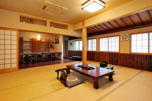 Habitación de tatami con mesa baja y cojines de suelo