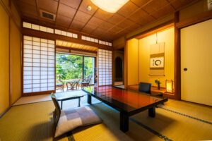 Habitación de tatami con mesa baja y cojines de suelo