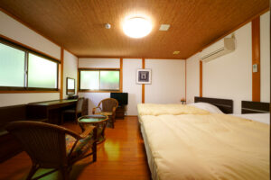 Habitación con dos camas individuales y sillas
