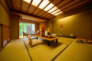 窗边设有矮桌和座椅的榻榻米客房