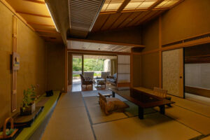 窗边设有矮桌和座椅的榻榻米客房