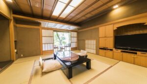 带矮桌和坐垫的榻榻米房间