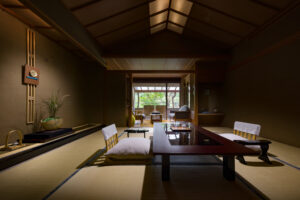 客房内带矮桌的榻榻米休息区
