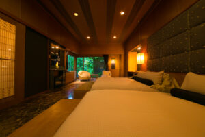 暖色灯光下的日式旅馆客房内的双床