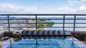 Baño al aire libre privado con vista al lago