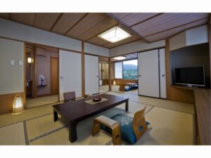 Habitación de tatami con mesa baja y sillas de suelo