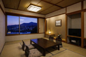 Habitación de tatami con mesa baja y sillas de suelo