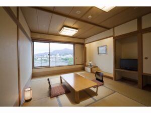 Habitación de tatami con mesa baja y sillas de suelo