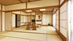 Habitación de tatami con mesa baja y sillas de suelo