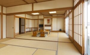 Habitación de tatami con mesa baja y sillas de suelo
