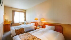 Camas individuales en una habitación con lámparas