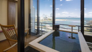 Bagno privato in camera accanto a finestre con vista sul lago