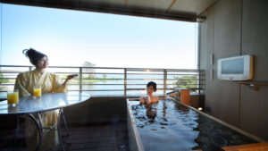 Bagno privato in camera con donna e bambino vicino al balcone