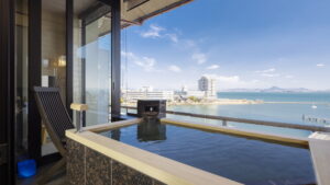 Bagno privato all'aperto con vista sul lago