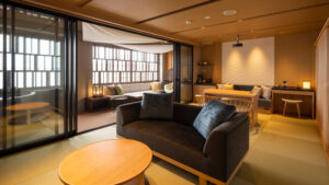 Camera in tatami con divano e area salotto