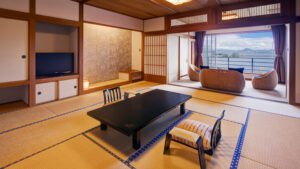 Camera in tatami con tavolo basso e sedie accanto alla finestra
