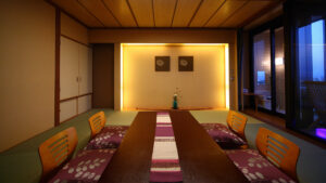 Area tatami con tavolo basso e cuscini