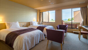 Letti singoli in una camera con sedie