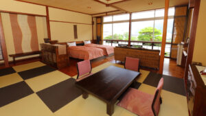 Dormitorio con dos camas individuales y zona de estar de tatami