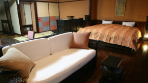 Habitación con cama, sofá y zona de tatami