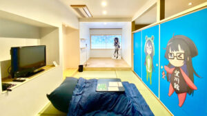 Habitación japonesa con futón en el suelo y paneles de pared de anime