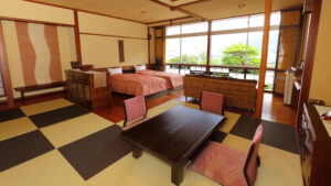 Habitación de estilo japonés con dos camas individuales y mesa baja