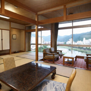 Habitación de tatami con sillas junto a grandes ventanales