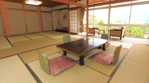 Habitación de tatami con mesa baja y sillas junto a la ventana