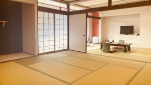 Habitación de tatami con mesa baja y sillas de suelo